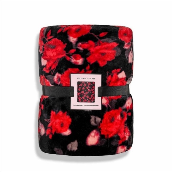 🎉SOLD🎉Victoria’s Secret Holiday Red roses blanket NWTIP - Picture 4 of 4